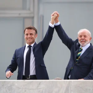 Presidente-Lula-recebe-o-mandatário-da-França-Emmanuel-Macron-em-cerimônia-oficial-no-Palácio-do-Planalto-15