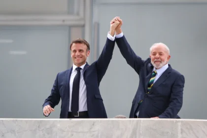 Presidente-Lula-recebe-o-mandatário-da-França-Emmanuel-Macron-em-cerimônia-oficial-no-Palácio-do-Planalto-15